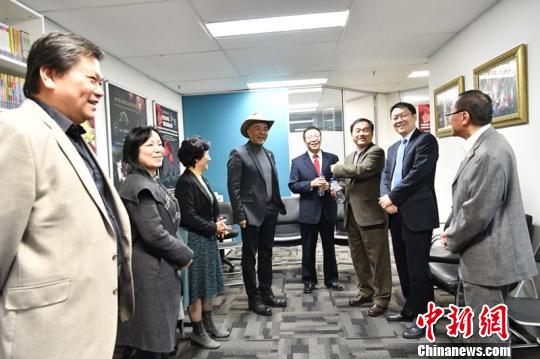 中国侨网中国驻悉尼副总领事米斌（右四）访问悉尼华星艺术团　樊南　摄