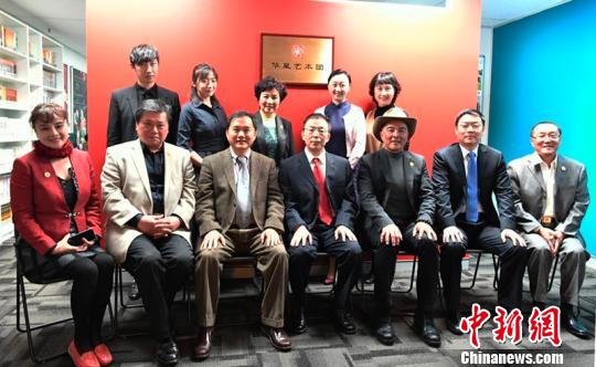 中国驻悉尼副总领事米斌(前排中)与华星艺术团主要负责人合影。　樊南 摄