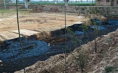 2015年4月，张文奇发现从广源纸业开出的土方车，将蓝黑色的废渣倾倒在农田里。受访者供图