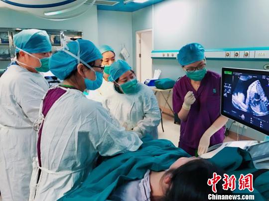 上海医生团队独立完成宫内心脏介入手术