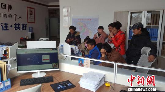 西藏基层农牧民观摩学习电子商务业务操作。资料图 西藏阿云电商供图