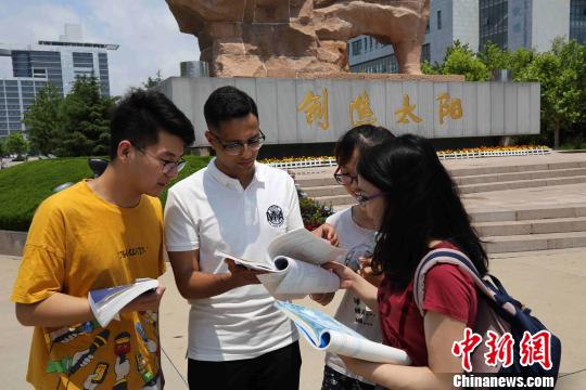 沙卫诗在课余时间与中国学生交流学习。　胡耀杰 摄