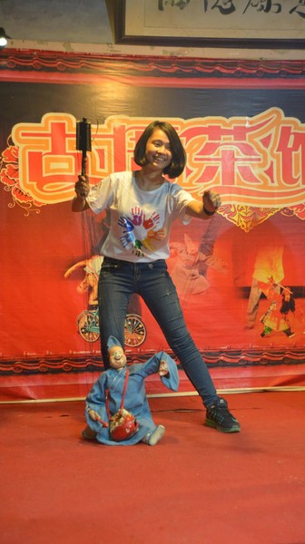 台湾学生体验木偶戏