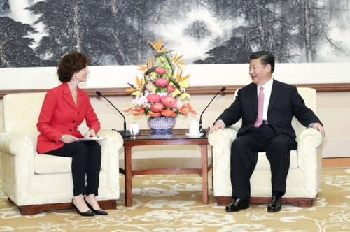 7月16日，国家主席习近平在北京钓鱼台国宾馆会见联合国教科文组织总干事阿祖莱。