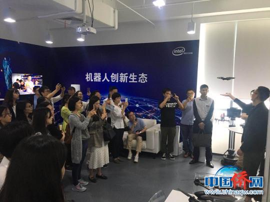中国侨网“张江园区科技之旅”走进英特尔。    