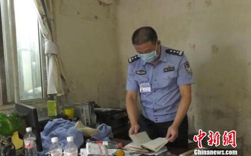警方查找到嫌疑人张某某定期与南京市多家大型医院购买医疗废物的账本。　警方资料图 摄
