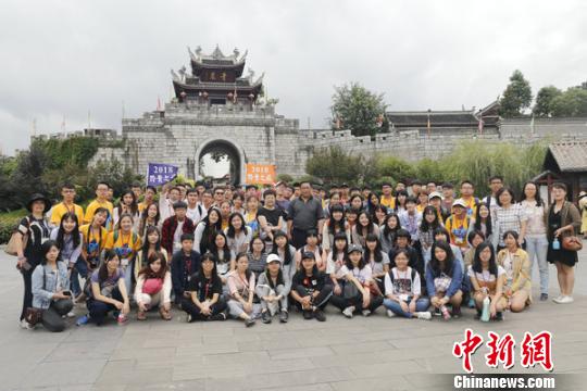 第十届台湾大学生研习营团员参观贵阳青岩古镇。钟欣 摄