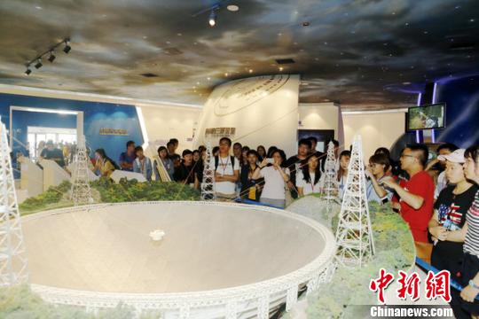 第十届台湾大学生研习营团员参观中国天眼。钟欣 摄