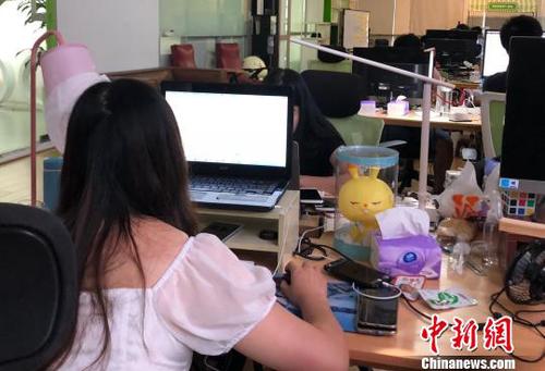 中国年轻人的办公桌上往往陈列有玩偶。　陈悦 摄