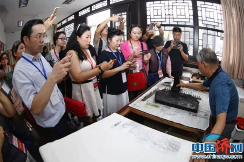 华媒代表参观杨柳青年画制作过程
