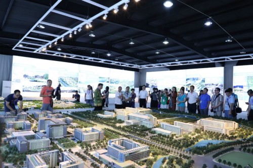 海外华媒代表参观城市规划沙盘。(图片来源：《欧洲时报》记者孔帆 摄)