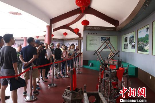 中国侨网6月17日，海峡两岸媒体采访团在客家博物院参观节庆娱乐文化展演基地。　江江　摄