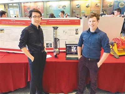 中国侨网图为李伯宸（左）在美国爱荷华州立大学参加毕业设计活动。（人民日报海外版）
