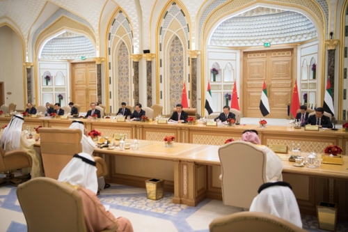 7月20日，国家主席习近平在阿布扎比同阿联酋副总统兼总理穆罕默德、阿布扎比王储穆罕默德举行会谈。