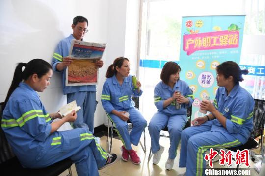 上海现已有超过1000个户外职工爱心接力站为户外工作者们提供服务。 供图。