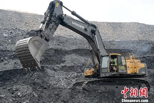 资料图：一煤炭企业进行采煤作业。<a target='_blank' href='http://www.chinanews.com/'>中新社</a>记者 武俊杰 摄