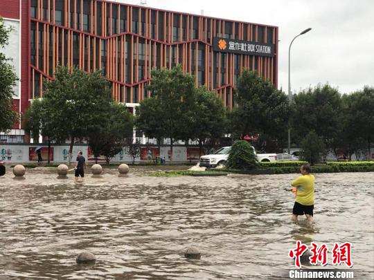 图为24日上午河北廊坊市区街头积水严重。　宋敏涛 摄