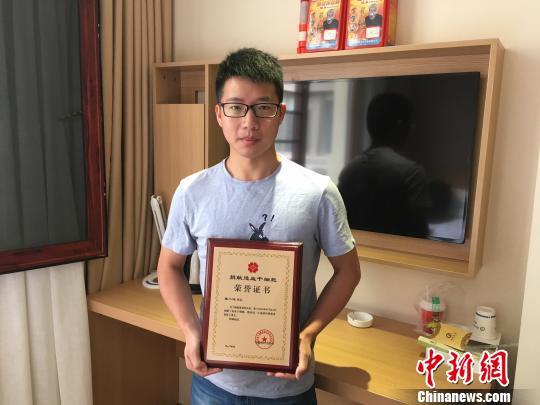 来自贵州省仁怀市小陈在北京某医院为一名香港患者成功捐献造血干细胞，成为中华骨髓库第300例国(境外)造血干细胞捐献者。　周娴 摄