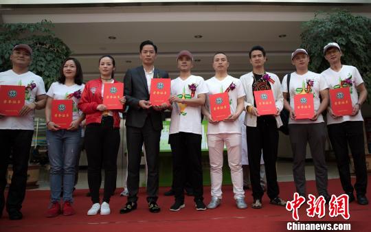 图为青海省社会工作协会向爱心人士代表颁发捐赠证书。　钟欣 摄