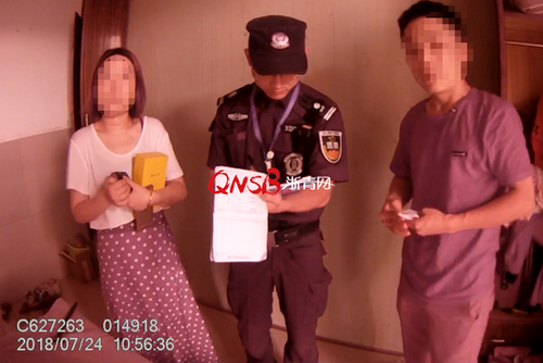 杭州一女子报警家中进贼，警察破门发现躲在衣柜里的“熊”老公！