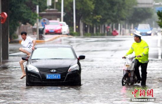 7月24日，受台风“安比”影响，天津现今夏最强降雨。图为一辆小轿车“抛锚”在雨中。<a target='_blank' href='http://www.chinanews.com/'>中新社</a>记者 张道正 摄