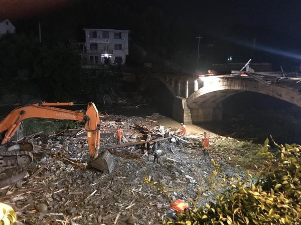 浙江致8死垮塌廊桥新建仅2年 官方:招投标程序正规