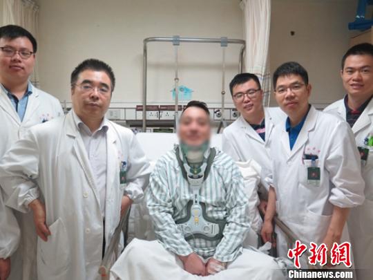 中国专家妙手治愈加拿大华裔患罕见颈椎病