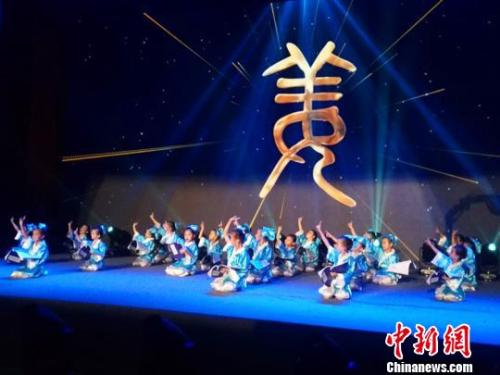 由20个5岁小朋友表演的“百家姓”(情景舞蹈 语言表演)赢得了阵阵掌声。刘小红 摄