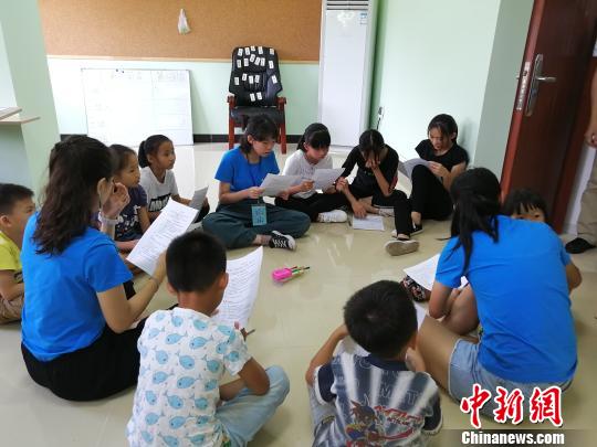 参与“华师灯塔”暨“孔子行脚”两岸大学生暑期社会实践活动的两岸大学生在广州从化西塘村支教。郭军 摄