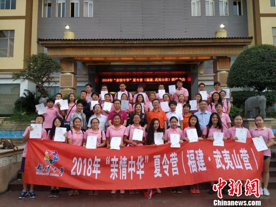 中国侨网33位海外华裔青少年拿到了夏令营结业证书，将陆续返回美国、加拿大、德国等居住国。　林晓丹 摄