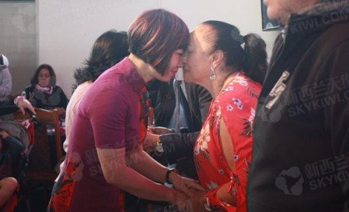 参加活动的华人举行毛利碰鼻礼仪式。(来源：新西兰天维网)