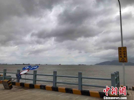 台风“安比”登陆前的舟山长峙码头。　张斌 摄
