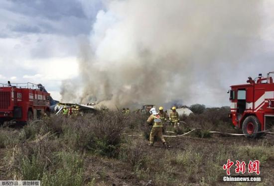 当地时间7月31日，墨西哥航空公司的一架载有101人的航班从墨西哥杜兰戈州一机场起飞后不久遭遇冰雹风暴，发生坠机事故。幸运的是，机上全部人员都生还，有85人受伤，飞机起火燃烧。图为消防人员在坠机现场进行救援。