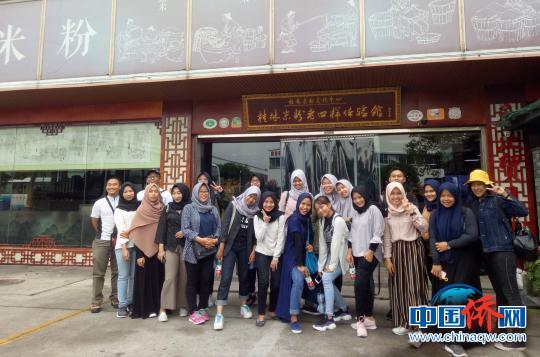 图为营员们在桂林米粉文化中心参观和体验。　罗诗庆　摄