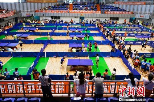 中国侨网中俄韩三国选手竞技乒乓球邀请赛　张江　摄