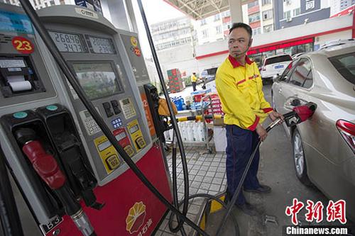5月25日，山西太原，加油站工作人员正在加油。 <a target='_blank' href='http://www.chinanews.com/'>中新社</a>记者 张云 摄