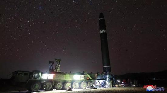 ▲资料图片：2017年11月28日，朝鲜宣布“火星”15洲际弹道导弹试射成功。（朝中社）