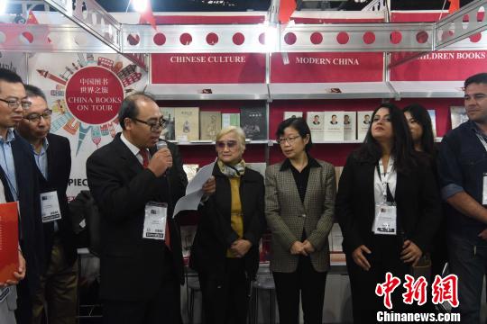 图为中国出版代表团团长、人民出版社编审喻阳(左三)致辞。　莫成雄 摄