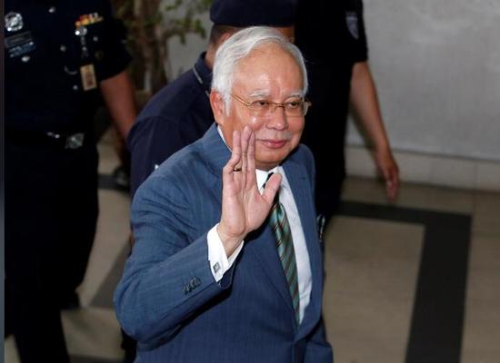 马来西亚前总理纳吉布否认有罪 获准继续保释