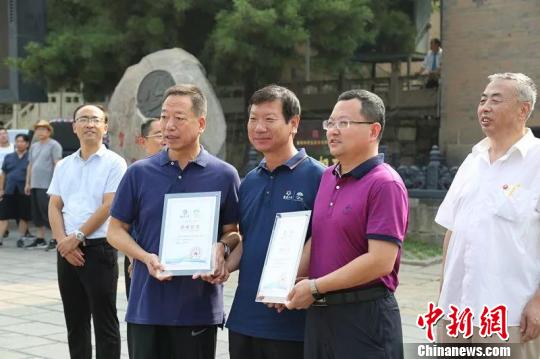 活动中，阳城县统战部和侨联向华裔青少年展示阳城独特的文化。　白军社 摄