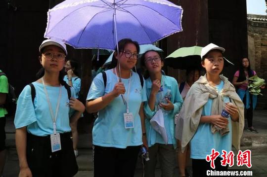 40名华裔青少年在山西阳城皇城相府。　白军社 摄