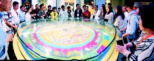     联谊活动嘉宾参观青海藏医药文化博物馆。