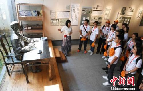 在台福州乡亲年轻一代青年学生参观福州三坊七巷严复书院。记者刘可耕 摄