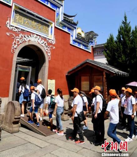 在台福州乡亲年轻一代青年学生参观福州林则徐纪念馆。记者刘可耕 摄