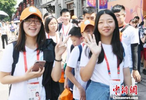 在台福州籍青年学生参观福州三坊七巷，展开寻根之旅。记者刘可耕 摄