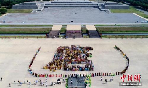 资料图：西安大明宫内1400名演员拼成一幅巨大的“唐”字。中新社记者 张远 摄