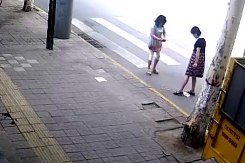 西安两女子街头倒烟头并拍照 官方:城管局督导