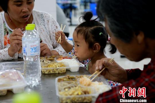 受灾民众在潍坊寿光市营里镇第二初级中学安置点进餐。　梁犇 摄