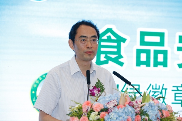 中国绿色食品发展中心主任张华荣发言