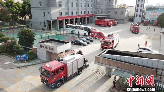 图为8月26日下午，扬州消防支队派出57名官兵整装出发。　孟德龙 摄